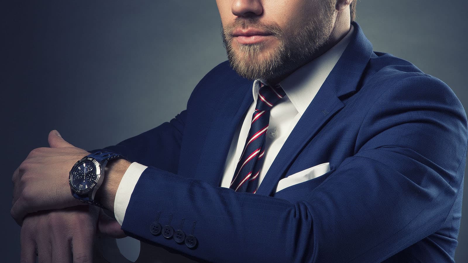 Mand i blåt jakkesæt med slips